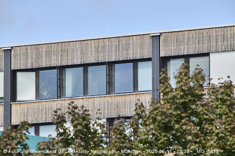 Achitektur_im_Plettzentrum_die Holzverkleidung_an_der_Fassade__MG_5018.jpg